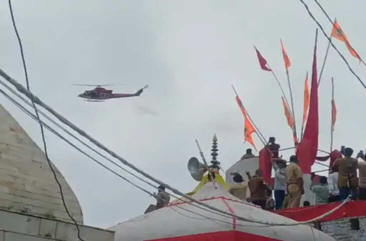 बाराबंकी में शिवभक्तों पर हेलीकॉप्टर से पुष्पवर्षा, सावन सोमवार पर लोधेश्वर समेत प्रमुख मंदिरों में उमड़ी भीड़
