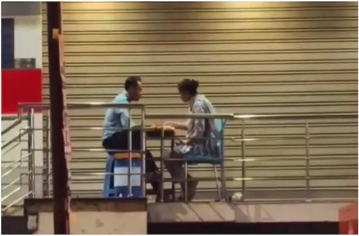 जयपुर में बैंक के बाहर नाइट ड्यूटी कर रहे पति के साथ खाना खाती पत्नी का वीडियो वायरल, लोग बोले- नजर ना लगे