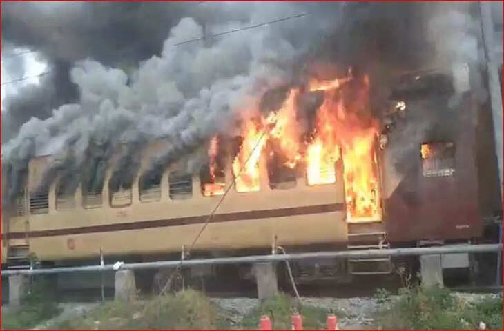 सासाराम में बड़ा रेल हादसा टला: पटना जाने वाली पैसेंजर ट्रेन में लगी आग, एक बोगी जलकर खाक, सभी यात्री सुरक्षित