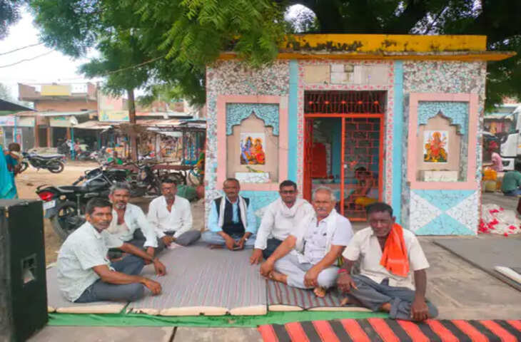 शराब दुकान के विरोध में भूख हड़ताल पर बैठे जनपद सदस्य: हनुमान मंदिर के सामने शुरू किया धरना, दुकान हटाने की मांग
