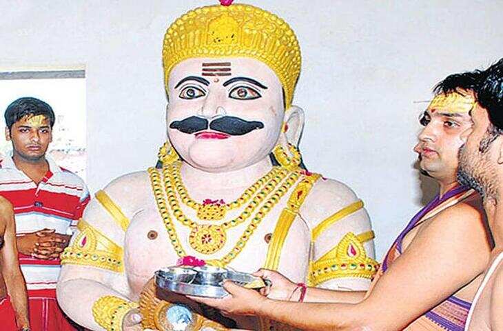 राजस्थान को राजपूत वीरता, किलों और लोक परंपराओं की धरती कहा जाता है। लेकिन इसी प्रदेश में एक ऐसी परंपरा भी देखने को मिलती है, जो आम धारणा से बिल्कुल अलग है। यहां कुछ समुदायों में रावण को खलनायक के बजाय विद्वान, शिवभक्त और सम्मानित पूर्वज के रूप में देखा जाता है। खासकर जोधपुर के मंडोर क्षेत्र से रावण की पूजा से जुड़ी परंपराओं का उल्लेख मिलता है।  दशहरे पर नहीं जलाते रावण का पुतला देश के अधिकांश हिस्सों में दशहरे के दिन रावण के पुतले का दहन किया जाता है। इसे भगवान राम की लंका पर विजय और बुराई पर अच्छाई की जीत का प्रतीक माना जाता है। लेकिन रावण से जुड़ी कुछ स्थानीय परंपराओं में दशहरे के दिन उसे जलाने के बजाय पूजा और सम्मान दिया जाता है।इसके पीछे धार्मिक मान्यताओं और स्थानीय समुदायों की अपनी परंपराएं हैं। इसलिए इसे पूरे राजस्थान की प्रथा मानना सही नहीं होगा।  रावण को विद्वान और शिवभक्त मानने की मान्यता रामायण की परंपरा में रावण को लंकापति के साथ-साथ अत्यंत विद्वान और भगवान शिव का महान भक्त बताया गया है। मान्यता है कि उसने शिव की कठोर तपस्या की थी। उसे वेदों और शास्त्रों का ज्ञाता तथा संगीत और आयुर्वेद जैसी विद्याओं से जुड़ा विद्वान भी माना जाता है। इसी कारण कुछ समुदाय रावण के व्यक्तित्व के इन पक्षों को महत्व देते हैं और उसकी पूजा करते हैं।  जोधपुर से क्यों जुड़ती है यह परंपरा? रावण की पूजा को लेकर मंडोर और जोधपुर का नाम अक्सर सामने आता है। कुछ स्थानीय मान्यताओं में रावण का संबंध मंडोर क्षेत्र से बताया जाता है। लोकप्रिय परंपरा के अनुसार रावण की पत्नी मंदोदरी का संबंध मंडोर से था और इसी आधार पर रावण को इस क्षेत्र का दामाद माना जाता है।हालांकि रावण और मंडोर के संबंध से जुड़ी कई बातें लोककथाओं और स्थानीय मान्यताओं पर आधारित हैं। इन्हें प्रमाणित ऐतिहासिक तथ्य के रूप में प्रस्तुत करने से बचना चाहिए।  दशहरे पर अलग नजरिया जहां एक तरफ देशभर में दशहरा रावण दहन का पर्व है, वहीं रावण को पूजने वाले लोग उसके पुतले के दहन को स्वीकार नहीं करते। उनके लिए रावण केवल रामायण का खलनायक नहीं, बल्कि ज्ञान, तपस्या और शिवभक्ति से जुड़ा चरित्र है।यही वजह है कि राजस्थान की यह परंपरा भारतीय संस्कृति की विविधता को दिखाती है, जहां एक ही पौराणिक चरित्र को अलग-अलग क्षेत्रों और समुदायों में अलग नजरिए से देखा जाता है।  क्या पूरे राजस्थान में रावण की पूजा होती है? नहीं। यह स्पष्ट करना जरूरी है कि पूरे राजस्थान में रावण की पूजा करने की परंपरा नहीं है। अधिकांश स्थानों पर दशहरे के दिन रावण, कुंभकरण और मेघनाद के पुतलों का दहन किया जाता है।रावण की पूजा से जुड़ी परंपरा कुछ खास स्थानीय समुदायों और क्षेत्रों तक सीमित है। यही स्थानीय विविधता राजस्थान की लोक-संस्कृति को खास बनाती है।  राजस्थान की अनोखी सांस्कृतिक पहचान राजस्थान में एक ओर रामभक्ति और दशहरे पर रावण दहन की मजबूत परंपरा है, तो दूसरी ओर कुछ स्थानों पर रावण को शिवभक्त और विद्वान मानकर सम्मान देने की परंपरा भी मिलती है।