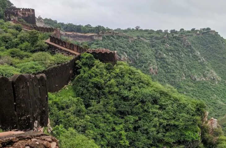 वीडियो में जानिए&nbsp;नाहरगढ़ के जंगलों में बसे चरण मंदिर की रहस्यमय कहानी, जहां&nbsp;दो भाई हुए गायब और एक की मिली लाश