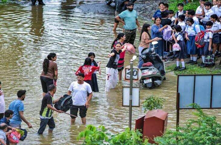 बाढ़ में डूबे स्कूल, अर्धवार्षिक परीक्षा रद्द; 15 दिनों से बंद हैं स्कूल, बच्चों की तैयारी पर फिरा पानी