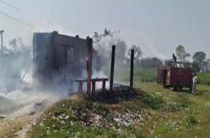 शराब ठेके में आक्रोशित महिलाओं ने लगाई आग, कंटेनर और शराब जलकर राख