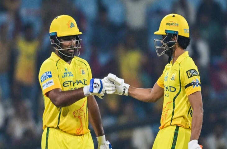 इंडियन प्रीमियर लीग (IPL) 2026 के 63वें मैच में, चेन्नई सुपर किंग्स (CSK) का मुकाबला आज सनराइजर्स हैदराबाद (SRH) से होगा। दोनों टीमों के बीच यह मैच चेन्नई के एम.ए. चिदंबरम स्टेडियम में खेला जा रहा है। इस मैच में, चेन्नई सुपर किंग्स ने टॉस जीतकर पहले बल्लेबाजी करने का फैसला किया।  सनराइजर्स हैदराबाद और चेन्नई सुपर किंग्स, दोनों ही टीमों ने इस सीज़न में अब तक उतार-चढ़ाव देखे हैं। सनराइजर्स हैदराबाद ने 12 मैच खेले हैं, जिनमें से उन्होंने 7 मैच जीते हैं और उनके पास अभी 14 पॉइंट्स हैं। दूसरी ओर, चेन्नई सुपर किंग्स ने अपने 12 मैचों में से 6 में जीत दर्ज की है। चेन्नई सुपर किंग्स के पास अभी 12 पॉइंट्स हैं। चेन्नई बनाम हैदराबाद मैच के ताज़ा अपडेट्स के लिए नीचे दिए गए स्कोरकार्ड पर क्लिक करें...  अब तक, इंडियन प्रीमियर लीग में चेन्नई सुपर किंग्स और सनराइजर्स हैदराबाद के बीच 23 मैच खेले गए हैं। इनमें से, चेन्नई सुपर किंग्स ने 15 मैच जीते हैं, जबकि सनराइजर्स हैदराबाद ने 8 मैच जीते हैं। इस सीज़न में यह दूसरी बार है जब दोनों टीमें एक-दूसरे का सामना कर रही हैं। उनकी पिछली भिड़ंत 18 अप्रैल, 2026 को हुई थी, जिसमें सनराइजर्स हैदराबाद ने चेन्नई सुपर किंग्स को 10 रनों से हराया था।  चेन्नई बनाम हैदराबाद H2H कुल IPL मैच: 23 चेन्नई की जीत: 15 हैदराबाद की जीत: 8  सनराइजर्स हैदराबाद की प्लेइंग XI: अभिषेक शर्मा, ईशान किशन (विकेटकीपर), स्मरण रविचंद्रन, सलिल अरोड़ा, हेनरिक क्लासेन, नीतीश कुमार रेड्डी, पैट कमिंस (कप्तान), शिवांग कुमार, ईशान मलिंगा, शाकिब हुसैन और प्रफुल्ल हिंगे।  चेन्नई सुपर किंग्स की प्लेइंग XI: संजू सैमसन (विकेटकीपर), रुतुराज गायकवाड़ (कप्तान), उर्विल पटेल, कार्तिक शर्मा, डेवाल्ड ब्रेविस, शिवम दुबे, प्रशांत वीर, अकील हुसैन, नूर अहमद, अंशुल कंबोज और स्पेंसर जॉनसन।
