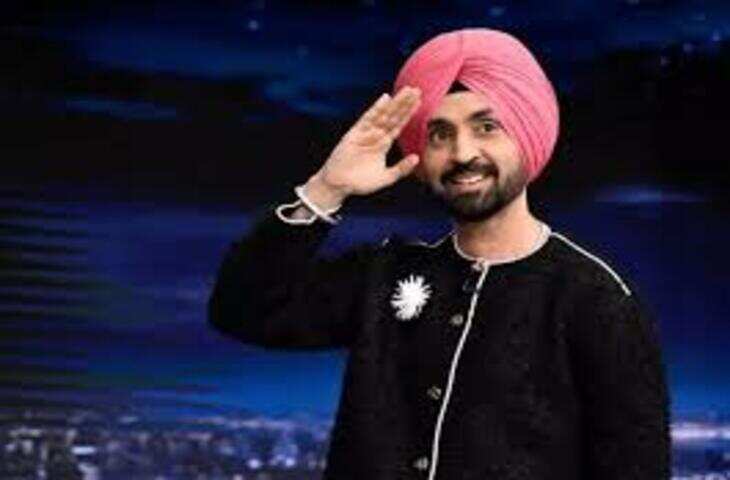कनाडा के Rogers Centre में 31 मई की रात आयोजित दिलजीत दोसांझ के कॉन्सर्ट में हजारों दर्शक मौजूद थे। कार्यक्रम के दौरान कुछ लोगों ने कथित तौर पर खालिस्तानी झंडे लहराए, जिससे कुछ समय के लिए माहौल तनावपूर्ण हो गया।  सोशल मीडिया पर सामने आए एक वीडियो में देखा जा सकता है कि सुरक्षाकर्मी और पुलिस अधिकारी भीड़ के बीच पहुंचकर झंडा लहराने वाले लोगों को बाहर ले जाते नजर आ रहे हैं। वीडियो में सुरक्षा कर्मियों को तेजी से कार्रवाई करते हुए देखा जा सकता है, जिससे कार्यक्रम में किसी बड़े व्यवधान की स्थिति नहीं बनी।  पुलिस और आयोजकों ने संभाली स्थिति  प्रत्यक्षदर्शियों के अनुसार, घटना उस समय हुई जब दिलजीत दोसांझ मंच पर प्रस्तुति दे रहे थे और दर्शक कार्यक्रम का आनंद ले रहे थे। जैसे ही झंडे लहराने की कोशिश हुई, आयोजकों ने स्थानीय पुलिस और सुरक्षा टीम को अलर्ट किया।  पुलिस ने तत्काल हस्तक्षेप करते हुए संबंधित लोगों को स्टेडियम से बाहर कर दिया। त्वरित कार्रवाई के कारण कार्यक्रम को ज्यादा देर तक रोकना नहीं पड़ा और कॉन्सर्ट सामान्य रूप से जारी रहा।  वीडियो हुआ वायरल  घटना का वीडियो सोशल मीडिया पर तेजी से वायरल हो रहा है। वीडियो में सुरक्षाकर्मियों को भीड़ के बीच से गुजरते हुए कुछ लोगों को बाहर ले जाते देखा जा सकता है। हालांकि, इस मामले में पुलिस या आयोजकों की ओर से विस्तृत आधिकारिक बयान सामने नहीं आया है।  फिलहाल, घटना को लेकर सोशल मीडिया पर अलग-अलग प्रतिक्रियाएं देखने को मिल रही हैं, जबकि कॉन्सर्ट सफलतापूर्वक संपन्न होने की जानकारी सामने आई है।