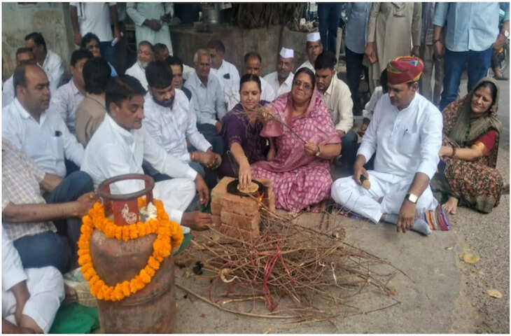 सीकर में कांग्रेस ने महंगाई और गैस संकट के खिलाफ प्रदर्शन किया, सड़क पर जलाया चूल्हा