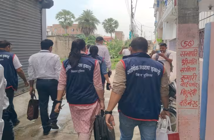 बिहार लोक सेवा आयोग यानी BPSC की परीक्षा से जुड़े मामले में जांच के दौरान कई अहम गड़बड़ियां सामने आने की बात कही जा रही है। BPSC की ओर से जांच टीम को उपलब्ध कराए गए सीसीटीवी फुटेज की पड़ताल के दौरान परीक्षा केंद्र की व्यवस्थाओं पर सवाल उठाने वाली तस्वीरें दिखाई दी हैं। आर्थिक अपराध इकाई यानी EOU के सूत्रों के मुताबिक, एक परीक्षा केंद्र पर ड्यूटी में तैनात वीक्षक परीक्षा के दौरान मोबाइल फोन चलाते हुए नजर आया।  जांच टीम फिलहाल परीक्षा केंद्रों से मिले फुटेज को खंगाल रही है। इसी दौरान एक केंद्र पर वीक्षक के मोबाइल इस्तेमाल करने की तस्वीर सामने आई। परीक्षा केंद्र के अंदर मोबाइल फोन के इस्तेमाल को लेकर सामान्य तौर पर सख्त नियम होते हैं। ऐसे में ड्यूटी पर तैनात कर्मचारी के मोबाइल चलाते दिखाई देने से परीक्षा केंद्र की निगरानी और सुरक्षा व्यवस्था को लेकर सवाल उठना स्वाभाविक है।  इस मामले का एक और अहम पहलू जैमर से जुड़ा है। EOU सूत्रों के अनुसार, वीक्षक के मोबाइल इस्तेमाल की तस्वीर सामने आने के बाद आशंका जताई जा रही है कि संबंधित परीक्षा केंद्र पर लगाया गया जैमर संभवत: काम नहीं कर रहा था। हालांकि, जांच के इस चरण में यह स्पष्ट नहीं है कि जैमर वास्तव में खराब था या मोबाइल के काम करने के पीछे कोई दूसरी तकनीकी वजह थी। इस बिंदु की भी जांच की जा रही है।  जांच टीम फुटेज में दिखाई देने वाली गतिविधियों का मिलान परीक्षा केंद्र की व्यवस्थाओं और उपलब्ध अन्य रिकॉर्ड से कर रही है। इसका मकसद यह पता लगाना है कि परीक्षा के दौरान नियमों का पालन किस स्तर तक हुआ था। साथ ही यह भी देखा जा रहा है कि परीक्षा केंद्र पर तैनात कर्मचारियों को दिए गए निर्देशों का पालन हुआ या नहीं।  परीक्षा केंद्रों पर जैमर लगाने का उद्देश्य मोबाइल नेटवर्क के इस्तेमाल को रोकना होता है। ऐसे में यदि किसी केंद्र पर मोबाइल फोन सक्रिय रूप से इस्तेमाल होता पाया जाता है तो वहां लगे तकनीकी उपकरणों की कार्यप्रणाली की जांच जरूरी हो जाती है। इसी वजह से जांच टीम इस पहलू को भी गंभीरता से देख रही है।  हालांकि, केवल एक वीक्षक के मोबाइल चलाते हुए दिखाई देने से यह निष्कर्ष निकालना जल्दबाजी होगी कि परीक्षा की प्रक्रिया प्रभावित हुई थी। इसके लिए जांच में सामने आने वाले दूसरे साक्ष्यों, तकनीकी जांच और संबंधित अधिकारियों की रिपोर्ट भी महत्वपूर्ण होगी।  फिलहाल EOU की टीम BPSC से मिले फुटेज की जांच कर रही है। आने वाले दिनों में जांच के दौरान सामने आने वाली अन्य गतिविधियों और तकनीकी रिपोर्ट से यह साफ हो सकता है कि परीक्षा केंद्र की सुरक्षा व्यवस्था में वास्तविक खामी कहां थी और जैमर के काम नहीं करने की आशंका कितनी सही है।