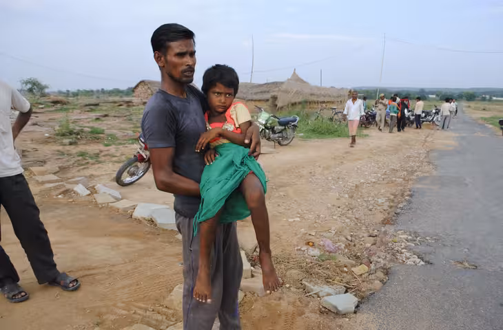पिता के इंतजार में एक घंटे से सड़क पर खड़ी थी बच्ची, फिर फरिश्ता बनकर आया शख्स