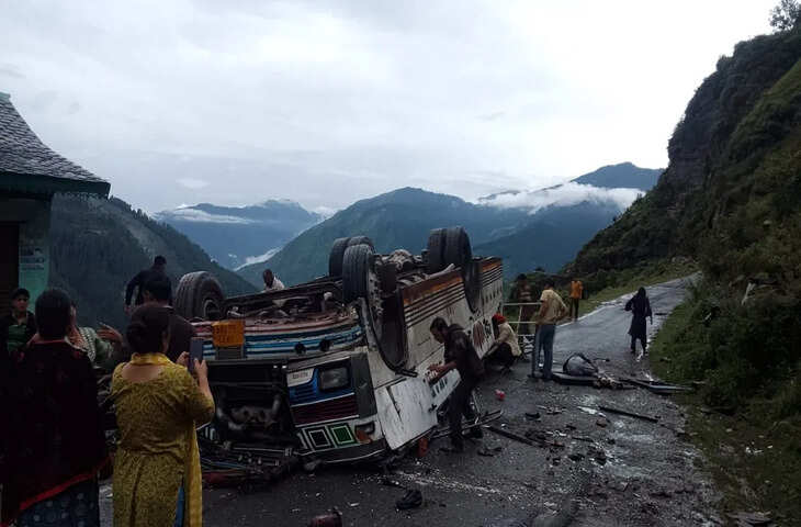 हिमाचल के चंबा में दर्दनाक बस हादसा, खाई में गिरी निजी बस; ड्राइवर-कंडक्टर समेत 7 की मौत, 11 घायल