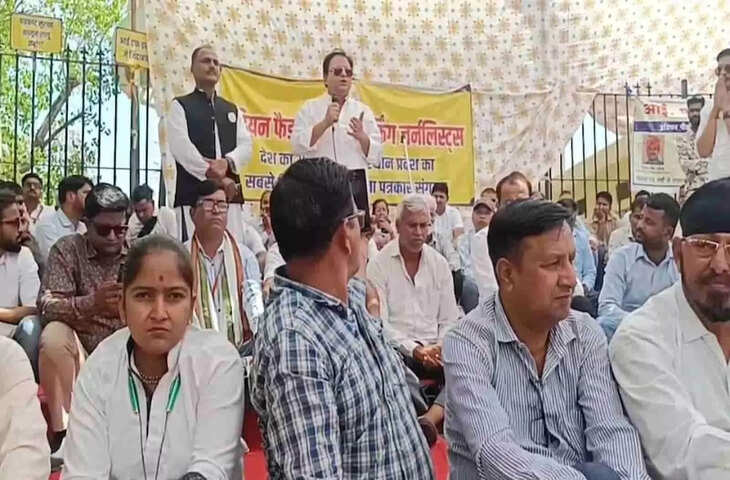 जयपुर में पत्रकारों का 19 दिन लंबा धरना खत्म, वीडियो में देंखे &lsquo;हल्ला बोल&rsquo; प्रदर्शन के साथ सरकार पर गंभीर आरोप