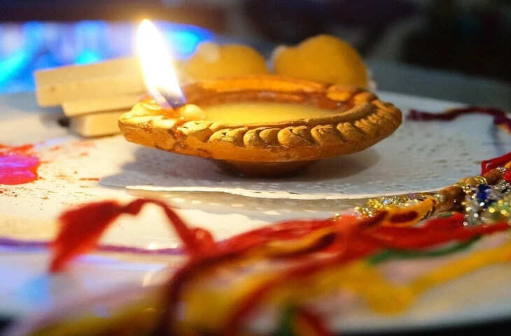 रक्षाबंधन 2026 पर चंद्र ग्रहण और भद्रा का साया? जानें राखी बांधने का सही समय और ज्योतिषियों की राय