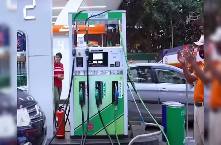 देश में पेट्रोल में एथेनॉल की मात्रा बढ़ाने को लेकर चल रही बहस के बीच केंद्र सरकार अब 20% से बढ़ाकर 25% एथेनॉल मिश्रण (E25) लागू करने की दिशा में विचार कर रही है। हालांकि, सरकार इस बदलाव को जल्दबाजी में लागू करने के बजाय चरणबद्ध और व्यवस्थित तरीके से आगे बढ़ाने की तैयारी में है, ताकि वाहन मालिकों और ऑटोमोबाइल उद्योग पर इसका नकारात्मक असर कम से कम पड़े।  E20 लक्ष्य समय से पहले हुआ पूरा  सरकार ने शुरुआत में वर्ष 2030 तक पेट्रोल में 20% एथेनॉल मिलाने (E20) का लक्ष्य तय किया था। लेकिन निर्धारित समय से काफी पहले ही E20 ईंधन को देशभर में मानक (स्टैंडर्ड) पेट्रोल के रूप में लागू कर दिया गया है। वर्तमान में अधिकांश पेट्रोल पंपों पर 80% पेट्रोल और 20% एथेनॉल वाला ईंधन उपलब्ध कराया जा रहा है।  सरकार का मानना है कि एथेनॉल मिश्रण बढ़ाने से कच्चे तेल के आयात पर निर्भरता कम होगी, किसानों को गन्ने और अन्य फसलों से अतिरिक्त आय मिलेगी तथा कार्बन उत्सर्जन में भी कमी आएगी।  E20 पर उठ रहे हैं सवाल  हालांकि, E20 ईंधन को लेकर कई विशेषज्ञ और वाहन मालिक चिंता जता रहे हैं। खासकर पुरानी गाड़ियों में इसके इस्तेमाल को लेकर सवाल उठाए जा रहे हैं।  जानकारी के मुताबिक, ऑटोमोटिव रिसर्च एसोसिएशन ऑफ इंडिया (ARAI) की एक अध्ययन रिपोर्ट में पाया गया है कि केवल E10 ईंधन के अनुरूप (E10 compliant) बनी पुरानी गाड़ियों में E20 पेट्रोल का लगातार इस्तेमाल करने से फ्यूल सिस्टम में लगे रबर के पुर्जों पर प्रतिकूल असर पड़ सकता है।  हालांकि, यह रिपोर्ट अभी तक सार्वजनिक नहीं की गई है और सरकार की ओर से भी इस पर कोई आधिकारिक टिप्पणी नहीं आई है।  क्यों बढ़ाया जा रहा है एथेनॉल मिश्रण?  सरकार लंबे समय से एथेनॉल मिश्रण कार्यक्रम को बढ़ावा दे रही है। इसका उद्देश्य पेट्रोलियम उत्पादों के आयात पर खर्च कम करना, पर्यावरण संरक्षण को बढ़ावा देना और जैव ईंधन के उपयोग को बढ़ाना है।  यदि भविष्य में E25 लागू किया जाता है, तो पेट्रोल में 75% पेट्रोल और 25% एथेनॉल का मिश्रण होगा। हालांकि, इसके लिए वाहनों की तकनीकी अनुकूलता, ईंधन वितरण प्रणाली और इंजन की क्षमता जैसे कई पहलुओं का परीक्षण आवश्यक होगा।  जल्दबाजी नहीं करेगी सरकार  सूत्रों के अनुसार, सरकार E25 को तुरंत लागू करने के पक्ष में नहीं है। पहले E20 के प्रभाव का व्यापक आकलन किया जाएगा और उसके बाद ही अगले चरण पर निर्णय लिया जाएगा।  विशेषज्ञों का मानना है कि यदि एथेनॉल की मात्रा बढ़ाई जाती है, तो ऑटोमोबाइल कंपनियों को भी ऐसे इंजन विकसित करने होंगे जो अधिक एथेनॉल मिश्रित ईंधन के साथ सुरक्षित और प्रभावी ढंग से काम कर सकें।  फिलहाल सरकार का फोकस E20 प्रणाली को पूरी तरह स्थिर बनाने और उससे जुड़े तकनीकी एवं व्यावहारिक मुद्दों के समाधान पर है। इसके बाद ही E25 को लेकर अंतिम निर्णय लिए जाने की संभावना है।
