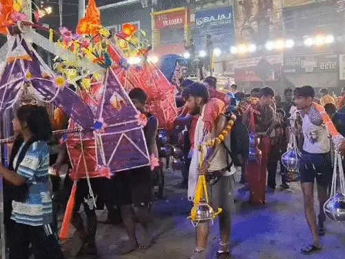 यूपी की सड़कों पर कांवड़ यात्रा के अनोखे रंग, कोई &lsquo;एलियन भोला&rsquo; तो कोई भाई के नाम की कांवड़ लेकर निकला