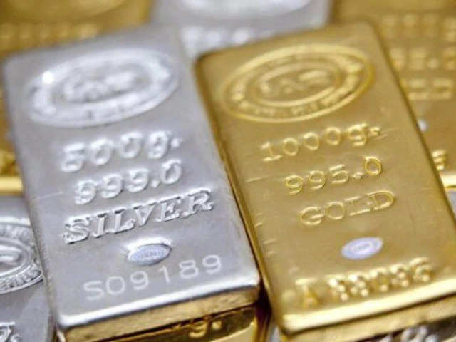 Gold Silver Price: सोने के दामों में लगा ब्रेक, 62 हजार के करीब पहुंची चांदी, यहां जानें गोल्ड-सिल्वर के ताजा रेट