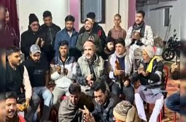 पंकज त्रिपाठी का देसी अंदाज: गांव में झूमकर गाया फगुआ, सादगी लूट रही दिल