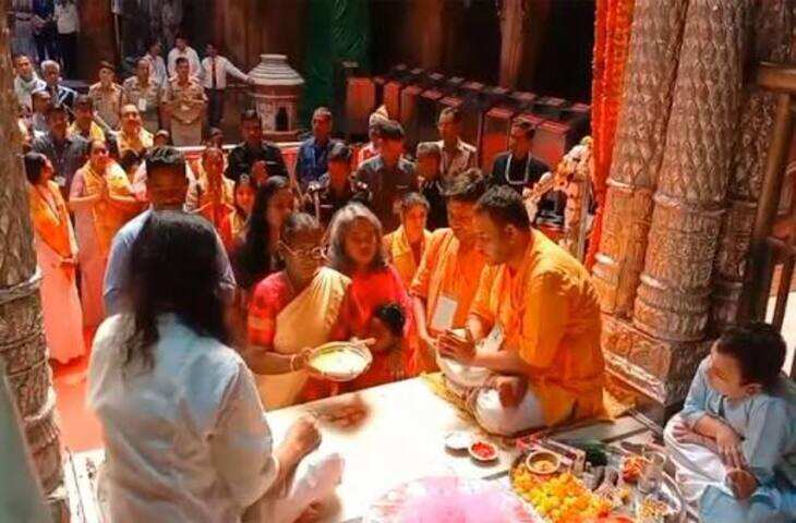 बिहारी जी मूर्ति पर लगे हीरे की जांच शुरू:उप शासन सचिव पहुंचे मंदिर; दानदाता बोलीं- हीरे का बिल भी नकली