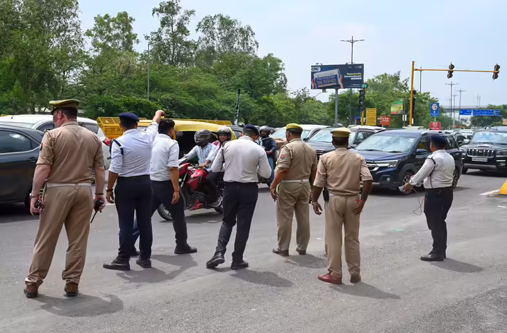 नोएडा में ट्रैफिक नियम तोड़ने वालों पर सख्ती: चार दिन के अभियान में चालान से लेकर वाहन सीज तक कार्रवाई