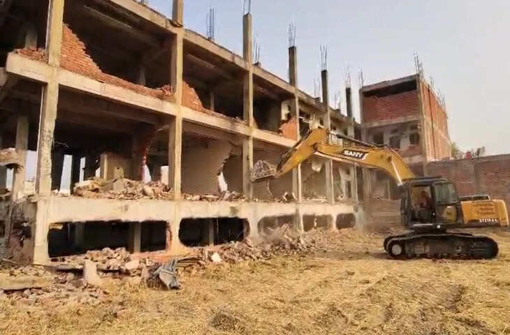 संतकबीरनगर में अवैध निर्माण पर बड़ी कार्रवाई, खलीलाबाद में मदरसे पर चला बुलडोजर