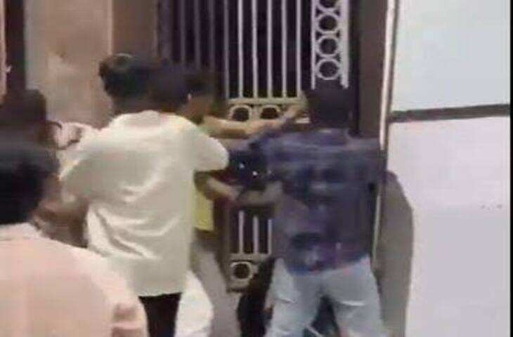 JNTU हैदराबाद में छात्र गुटों में झड़प, वीडियो में जाने तीज उत्सव के दौरान विवाद, लाठियां चलीं; कई छात्र घायल