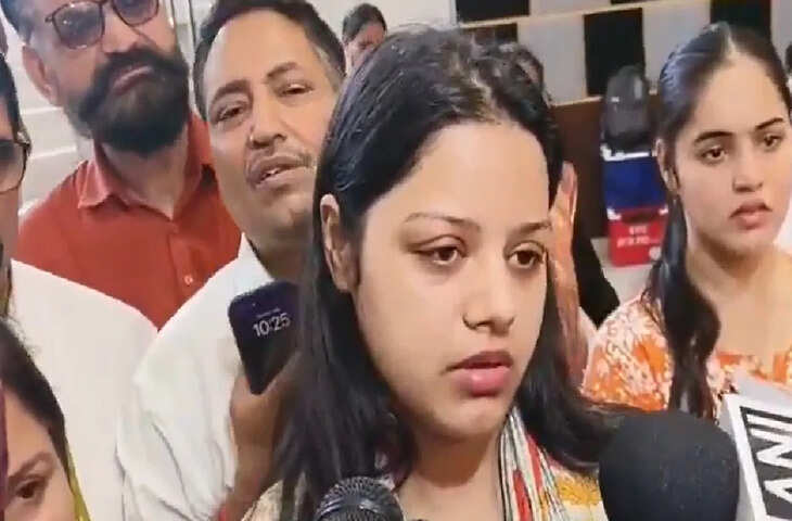 मुसलमान या कश्मीरियों के खिलाफ न जाएं&hellip; पहलगाम हमले में जान गंवाने वाले लेफ्टिनेंट विनय की पत्नी का शांति का संदेश