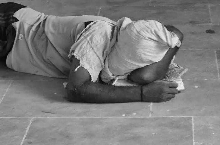 राजसमंद में घर के बरामदे में बैठा था लेपर्ड, जर्मन शेफर्ड डॉग ने दौड़ाया; झाड़ियों में भागा, CCTV में कैद हुई घटना