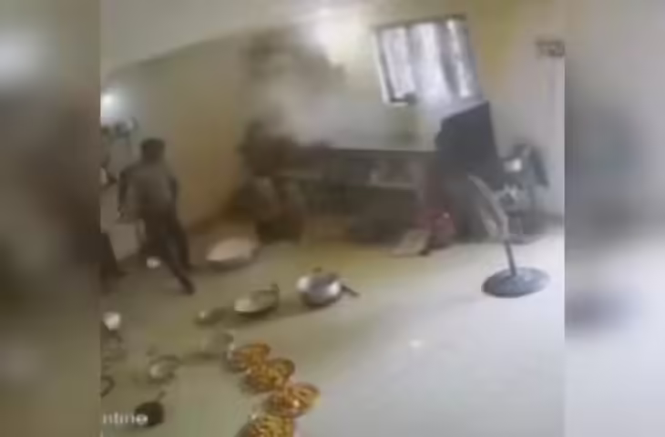 Viral Video: खाना बनाते समय फटा कुकर, धमाके से मची अफरा-तफरी, देखकर कांप उठेंगे