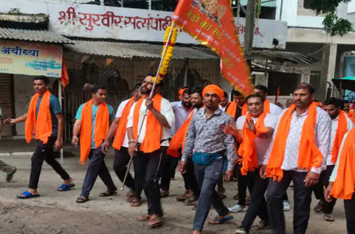 झाबुआ के रायपुरिया से निकलीं तीन धार्मिक यात्राएं: सावन में श्रद्धालुओं का जत्था सांवरिया सेठ, महाकाल और सेमली धाम के लिए रवाना