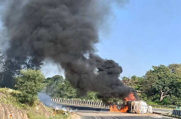डूंगरपुर में एसिड से भरा टैंकर पलटा, फुटेज में देंखे आग लगने से ड्राइवर जिंदा जला; एक युवक झुलसा