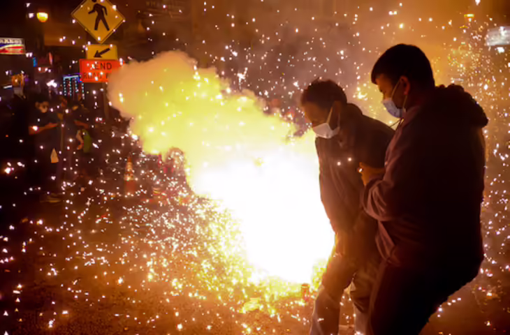 आतिशबाजी की आड़ में आसमान से बरसी गोली, युवक के हाथ को छूकर छत पर गिरी, हर्ष फायर का शक