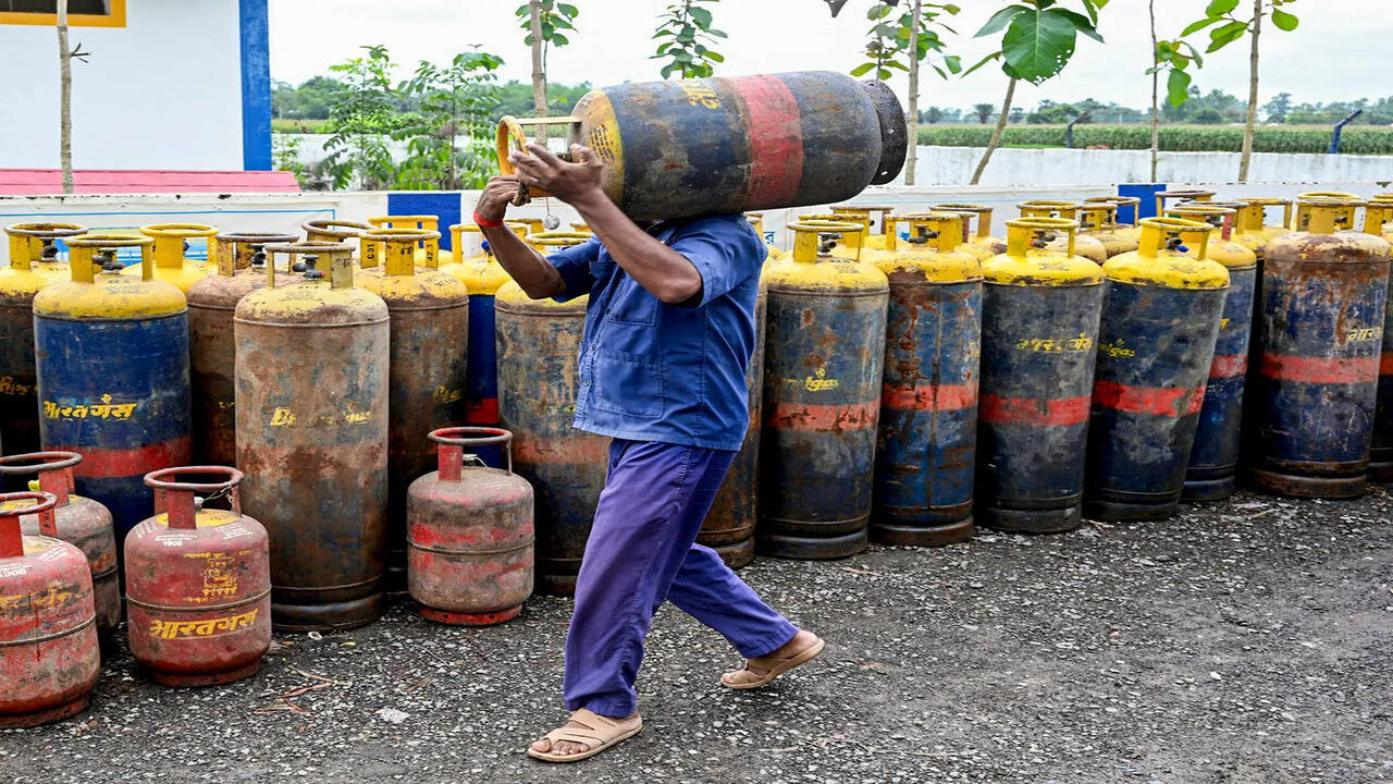 LPG Price Today 29 June 2026: आज 14.2 और 19 किलो गैस सिलेंडर कितने का मिलेगा? चेक करें अपने शहर का लेटेस्ट रेट
