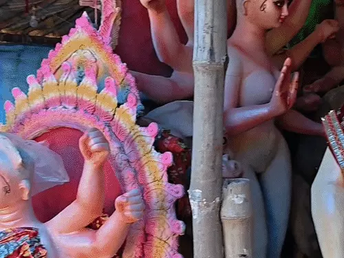 प्रतापगढ़ में कोलकाता की मिट्टी से बन रहीं दुर्गा प्रतिमाएं, 6 महीने से चल रहा काम; 5 हजार से 65 हजार रुपये तक कीमत