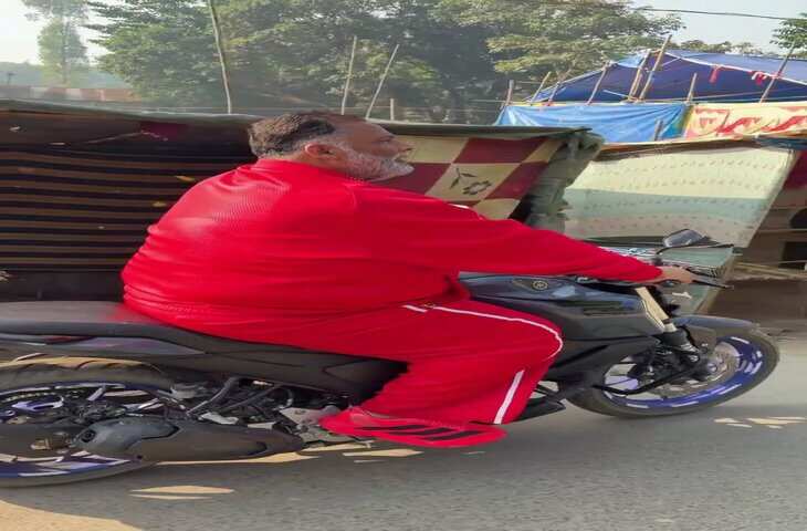 Viral Video: बिना हेलमेट बाइक पर निकले पप्पू यादव, मेले में घूमने का अंदाज बना चर्चा का विषय