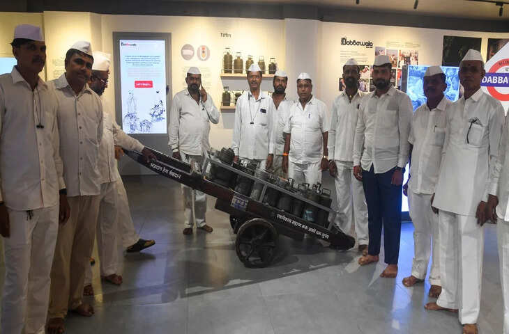 मुंबई डब्बावाला सेवा पर संकट: LPG की कमी से प्रभावित हुई 135 साल पुरानी व्यवस्था