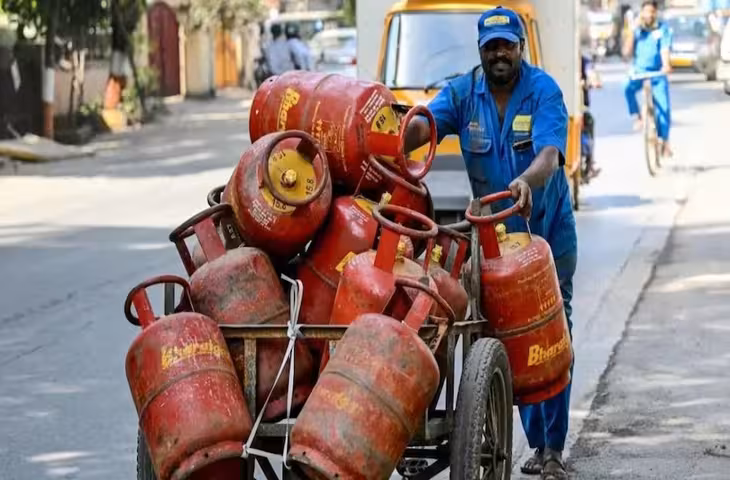 गैस उपभोक्ताओं के लिए बड़ा अपडेट! LPG-CNG पर नए शुल्क की तैयारी, जानिए कितना महंगा हो सकता है सिलेंडर