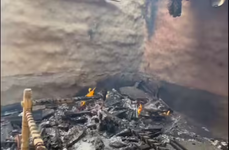 वीडियो में देखें! डूंगरपुर में लड़की को भगाने पर लड़के के घर पर हमला, लट्ठ पत्थरों से तोड़फोड़ कर दो घरों में लगाई आग, लाखों का नुकसान