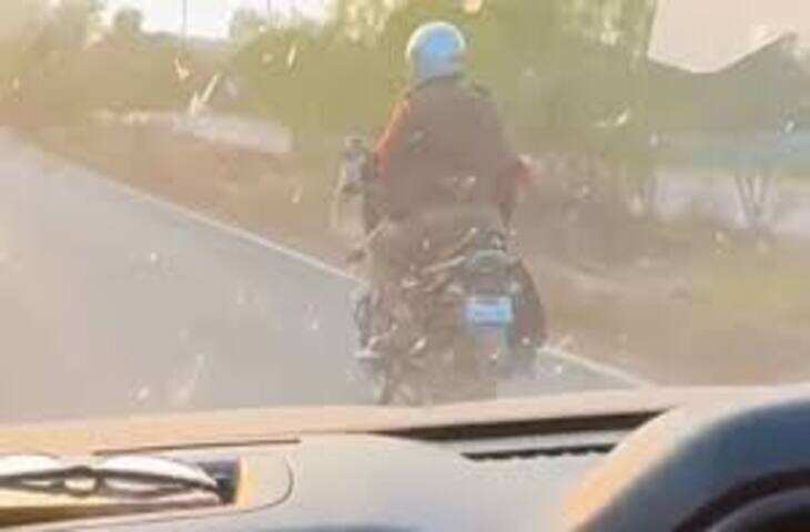 फोन पकड़, एक हाथ से चला रहा था स्कूटी, फिसलकर गिरा, कुचलने से बचा, देखें वीडियो