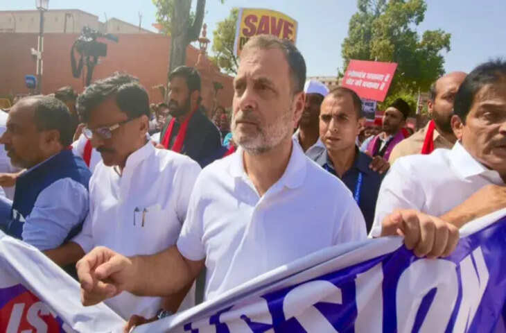 ज्ञानेश कुमार के इस्तीफे की मांग पर विपक्ष का मार्च रोका, वीडियो में जाने राहुल-प्रियंका हिरासत के बाद आकाशवाणी भवन पहुंचे, वहीं धरने पर बैठे