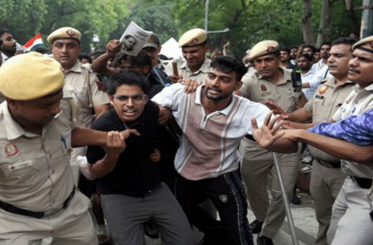 दिल्ली में संसद के बाहर बवाल! प्रदर्शनकारियों को रोकने के लिए पुलिस का बड़ा एक्शन, छोड़े आंसू गैस के गोले​​​​​​​
