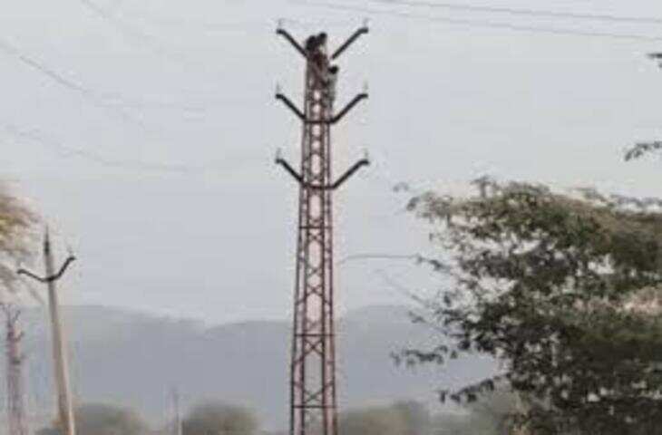 इंसाफ की मांग को लेकर फिर बिजली के पोल पर चढ़ी दो बालिकाएं, आखिर क्यों आई ऐसी नौबत?