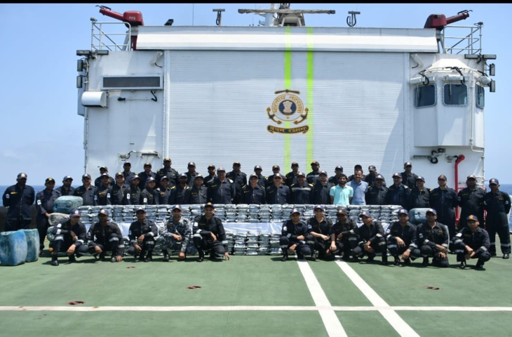 अरब सागर से भारत में घुस रही थी 1180 करोड़ की कोकीन, वीडियो में जाने गुजरात ATS और कोस्ट गार्ड के ऑपरेशन से मचा हड़कंप