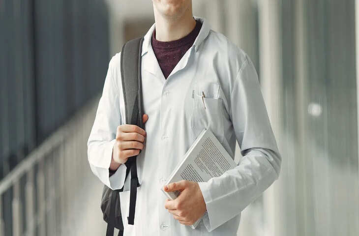 डॉक्टर बनने के चक्कर में छात्र ने अपनाया घातक शॉर्टकट, हालत गंभीर