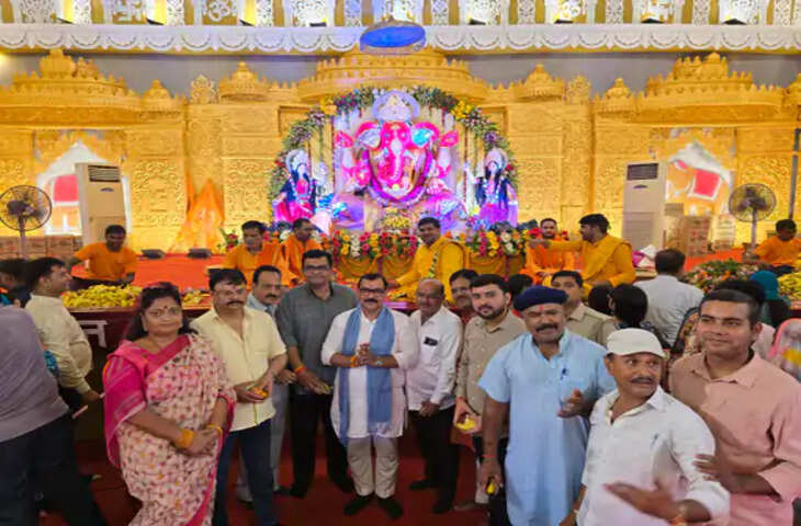 लखनऊ के मनौतियों के राजा गणेशोत्सव में गूंजे भजन, अनुराग तिवारी की प्रस्तुति पर झूमे श्रद्धालु