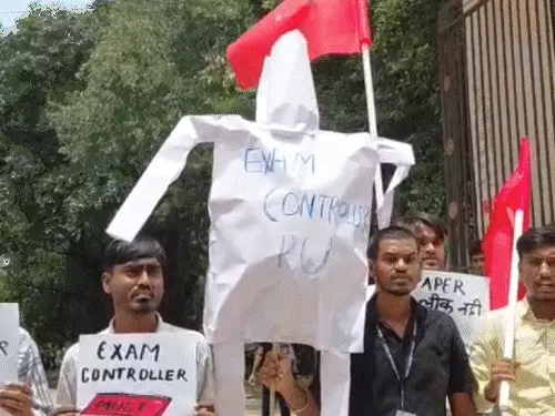 पटना यूनिवर्सिटी में परीक्षा अव्यवस्था के खिलाफ AISA का प्रदर्शन, एग्जाम कंट्रोलर के इस्तीफे की मांग