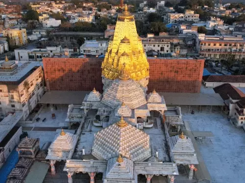 Ambaji Temple: बिना मूर्ति के होती है मां अंबा की पूजा, जानें श्री वीसा यंत्र, 51 शक्तिपीठ और मोहनथाल का रहस्य