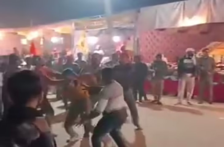 खाटूश्यामजी में नए साल पर हंगामा, वीडियो में देखें भक्तों की भीड़ के बीच दो दुकानदारों में जमकर मारपीट, चले लात घूसे