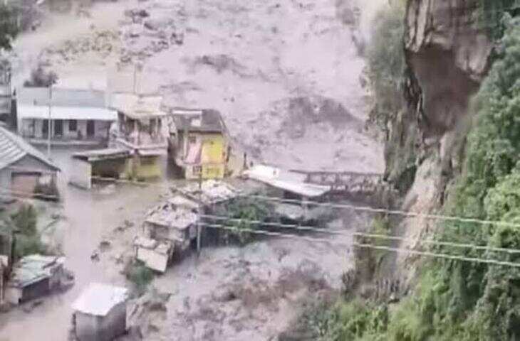 हिमाचल में बारिश का खौफनाक वीडियो, तेज बहाव ने खोला घर का गेट