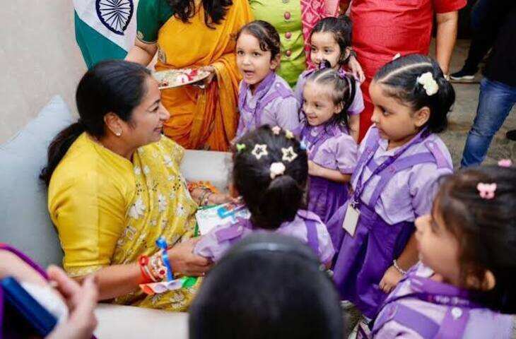 यूपी की बेटियों के लिए वरदान बनीं 5 सरकारी योजनाएं: जन्म से शादी तक मिलेगी आर्थिक मदद, जानिए कैसे उठाएं लाभ