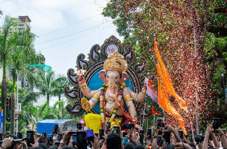 Festival Tourism: अगर गणेश चतुर्थी पर मुंबई-पुणे में हैं, तो इन 5 आइकोनिक पंडालों के दर्शन करना न भूलें