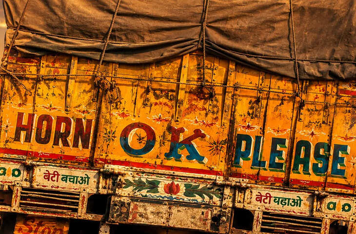 Horn OK Please: आखिर ट्रकों के पीछे क्यों लिखा होता है &lsquo;हॉर्न ओके प्लीज&rsquo;? जानिए इसके पीछे की दिलचस्प कहानी